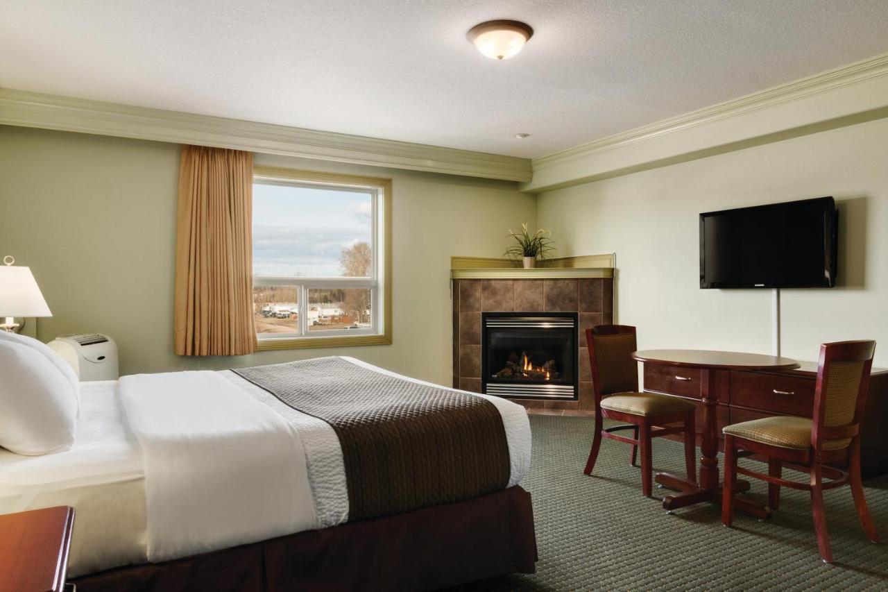 Quality Inn & Suites Whitecourt Esterno foto