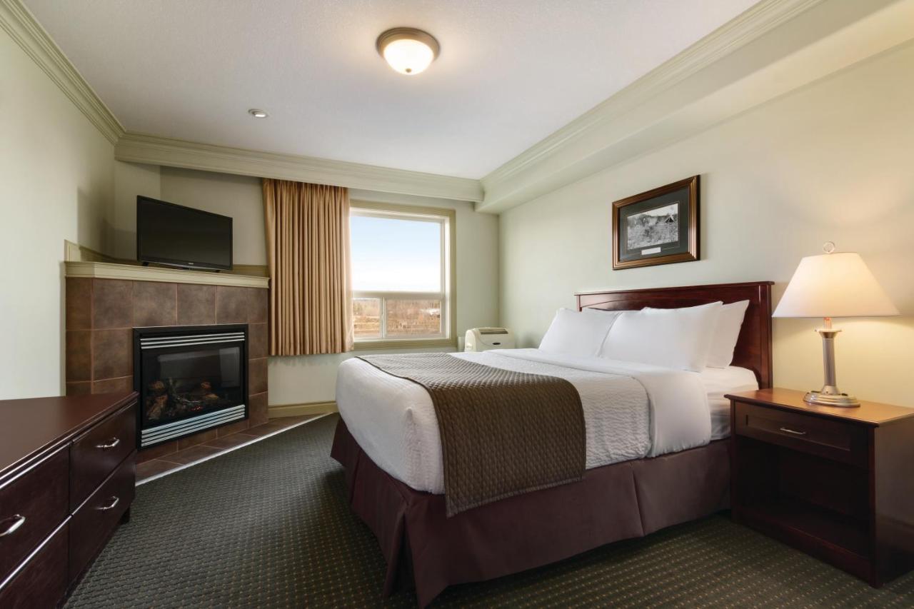 Quality Inn & Suites Whitecourt Esterno foto