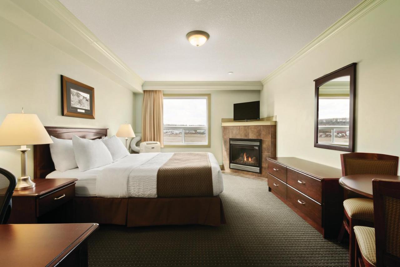 Quality Inn & Suites Whitecourt Esterno foto