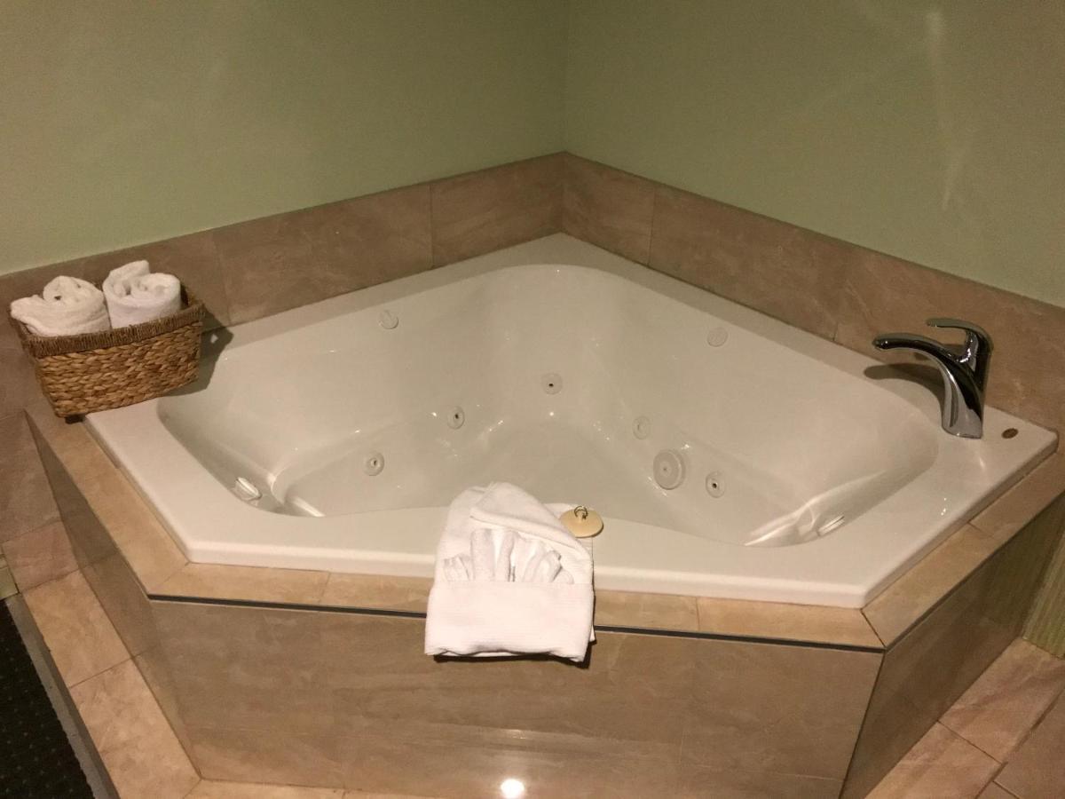 Quality Inn & Suites Whitecourt Esterno foto