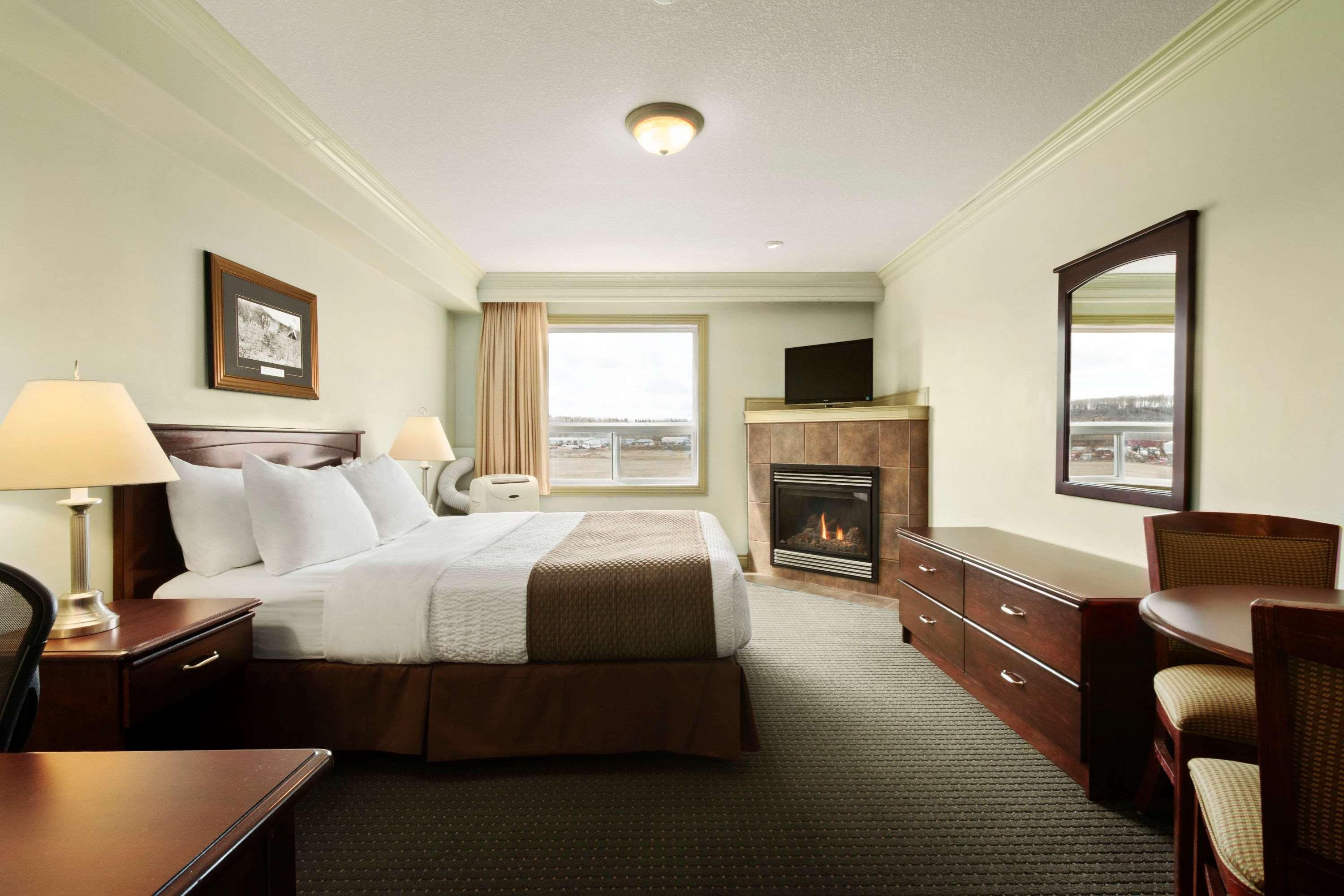 Quality Inn & Suites Whitecourt Esterno foto