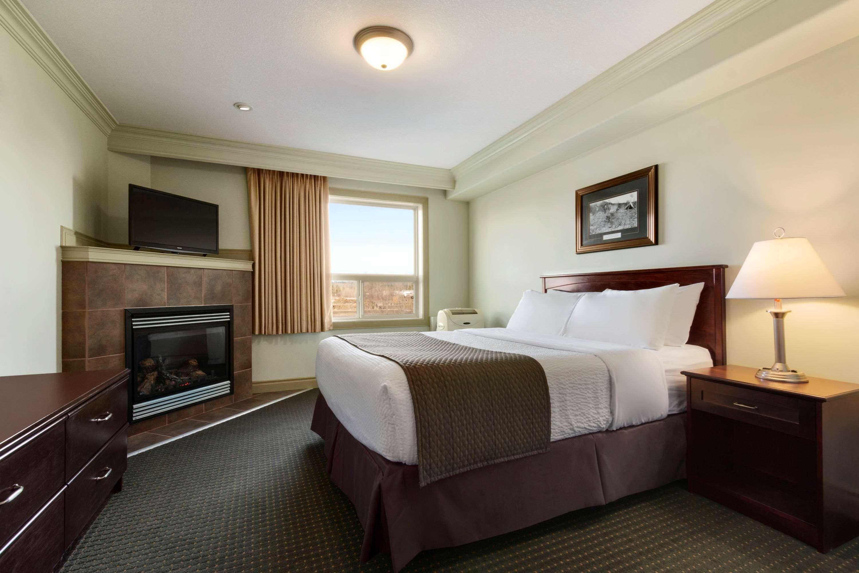 Quality Inn & Suites Whitecourt Esterno foto