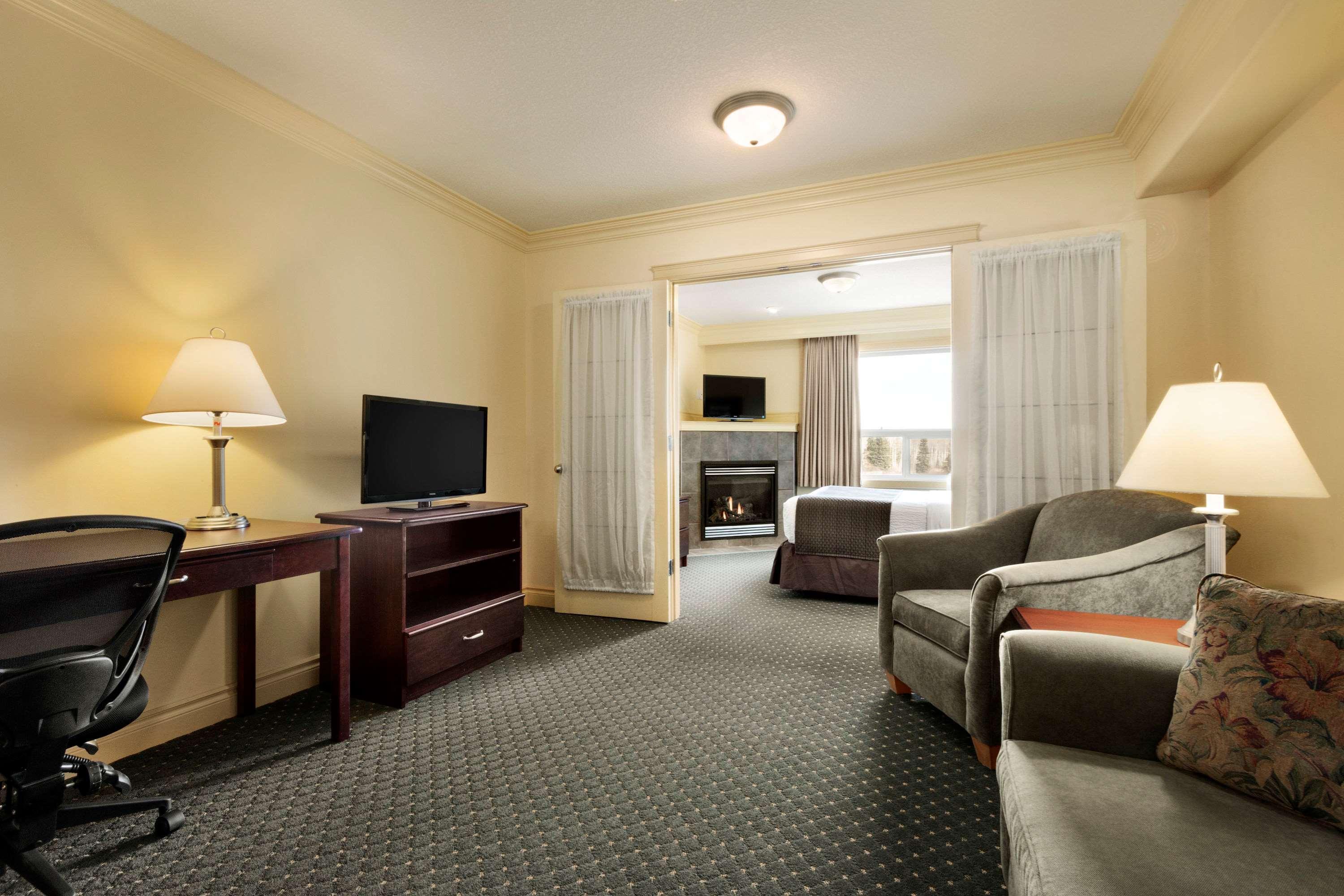 Quality Inn & Suites Whitecourt Esterno foto