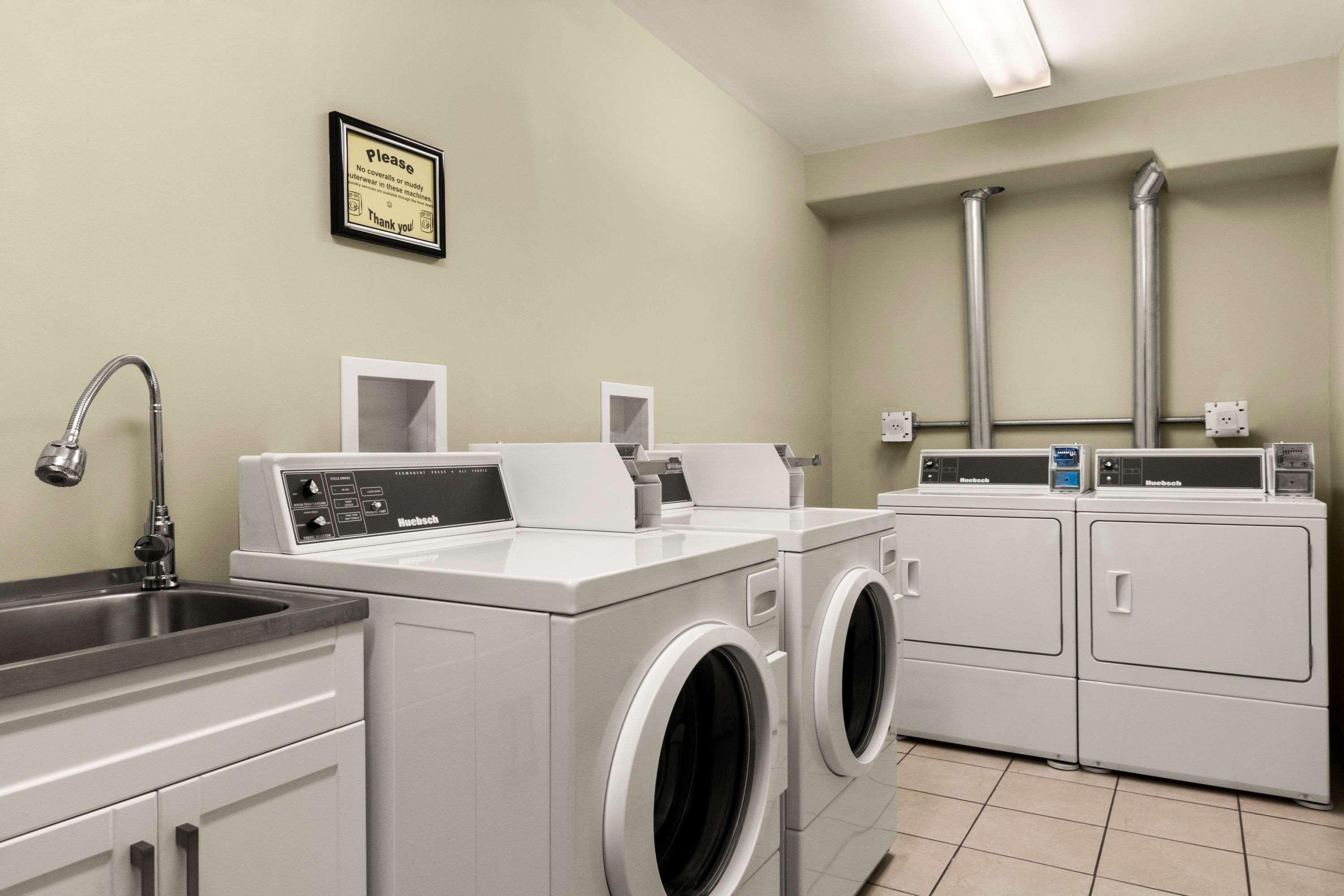 Quality Inn & Suites Whitecourt Esterno foto