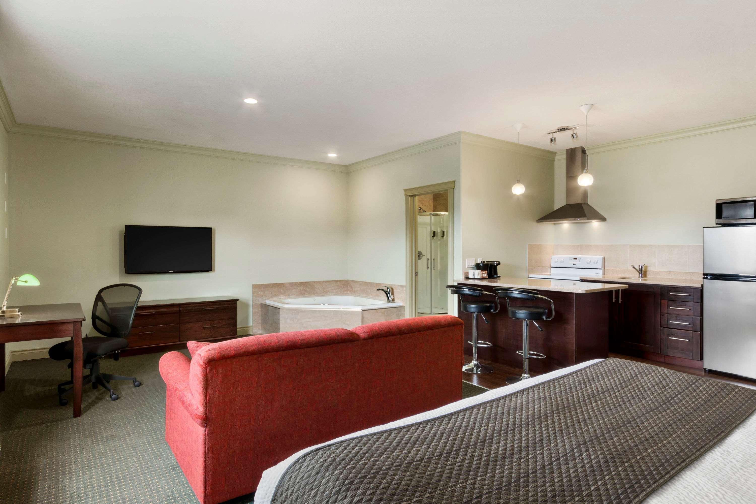 Quality Inn & Suites Whitecourt Esterno foto