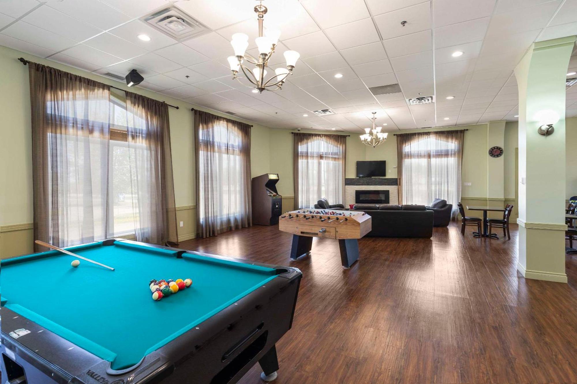 Quality Inn & Suites Whitecourt Esterno foto