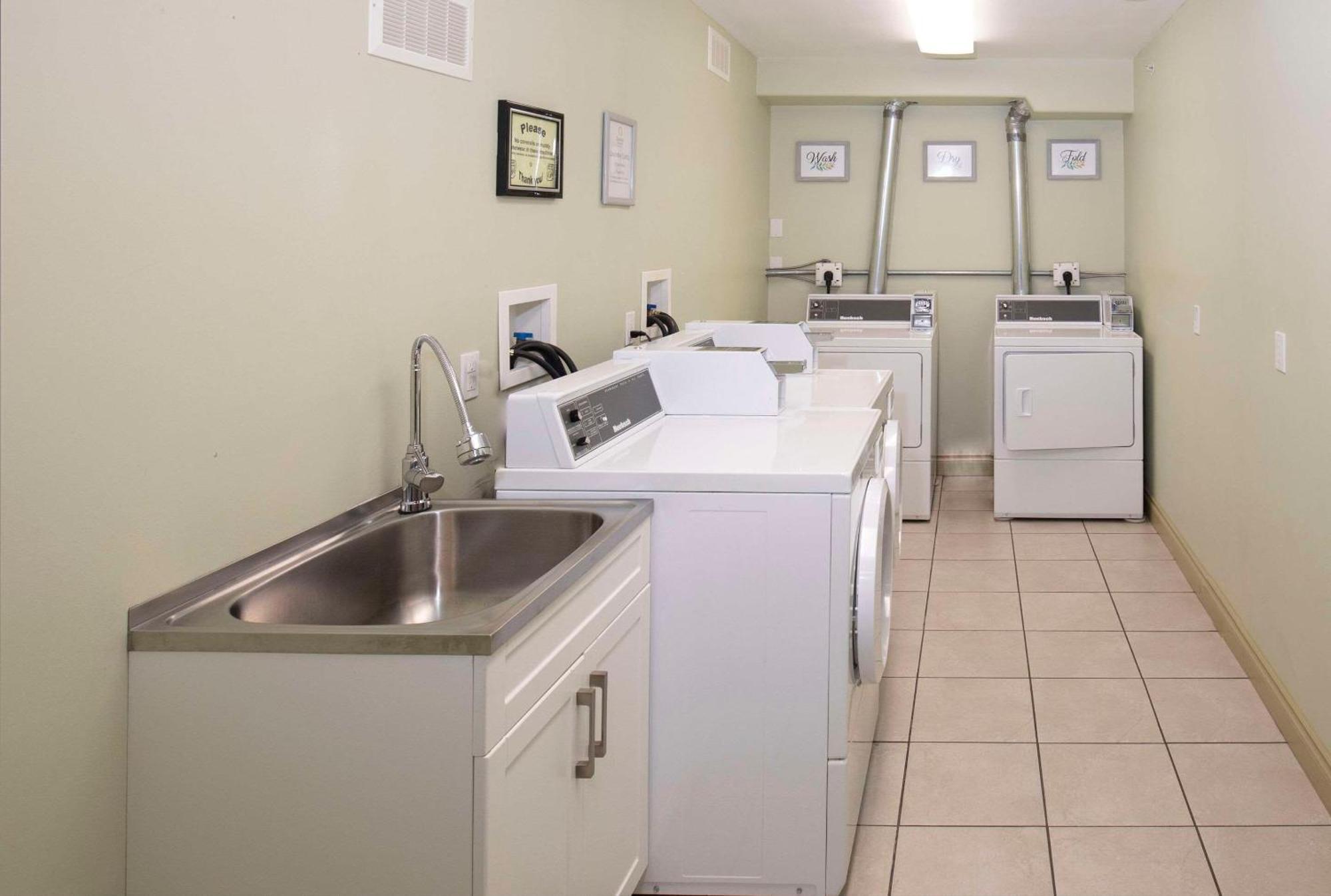 Quality Inn & Suites Whitecourt Esterno foto