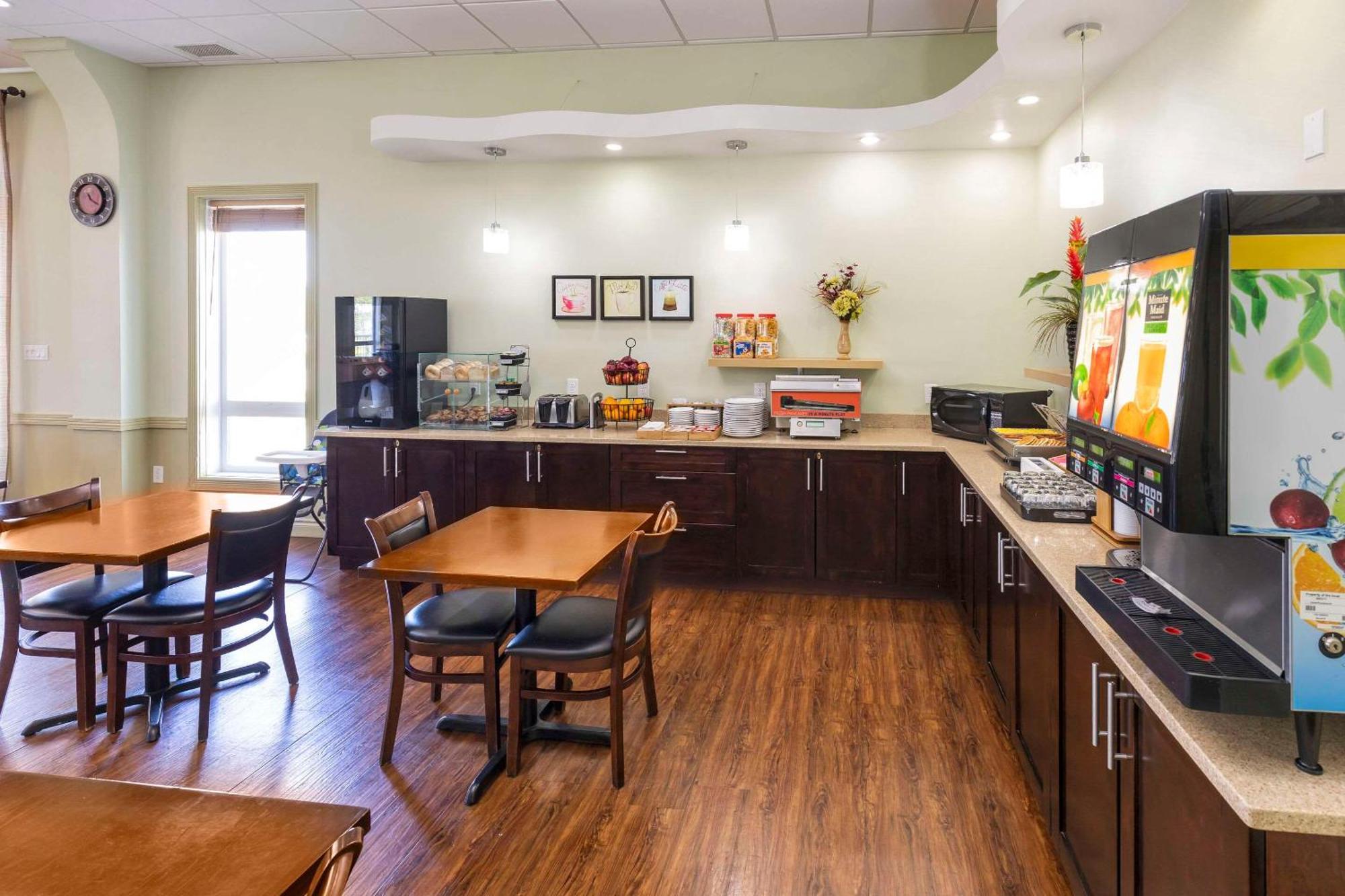 Quality Inn & Suites Whitecourt Esterno foto