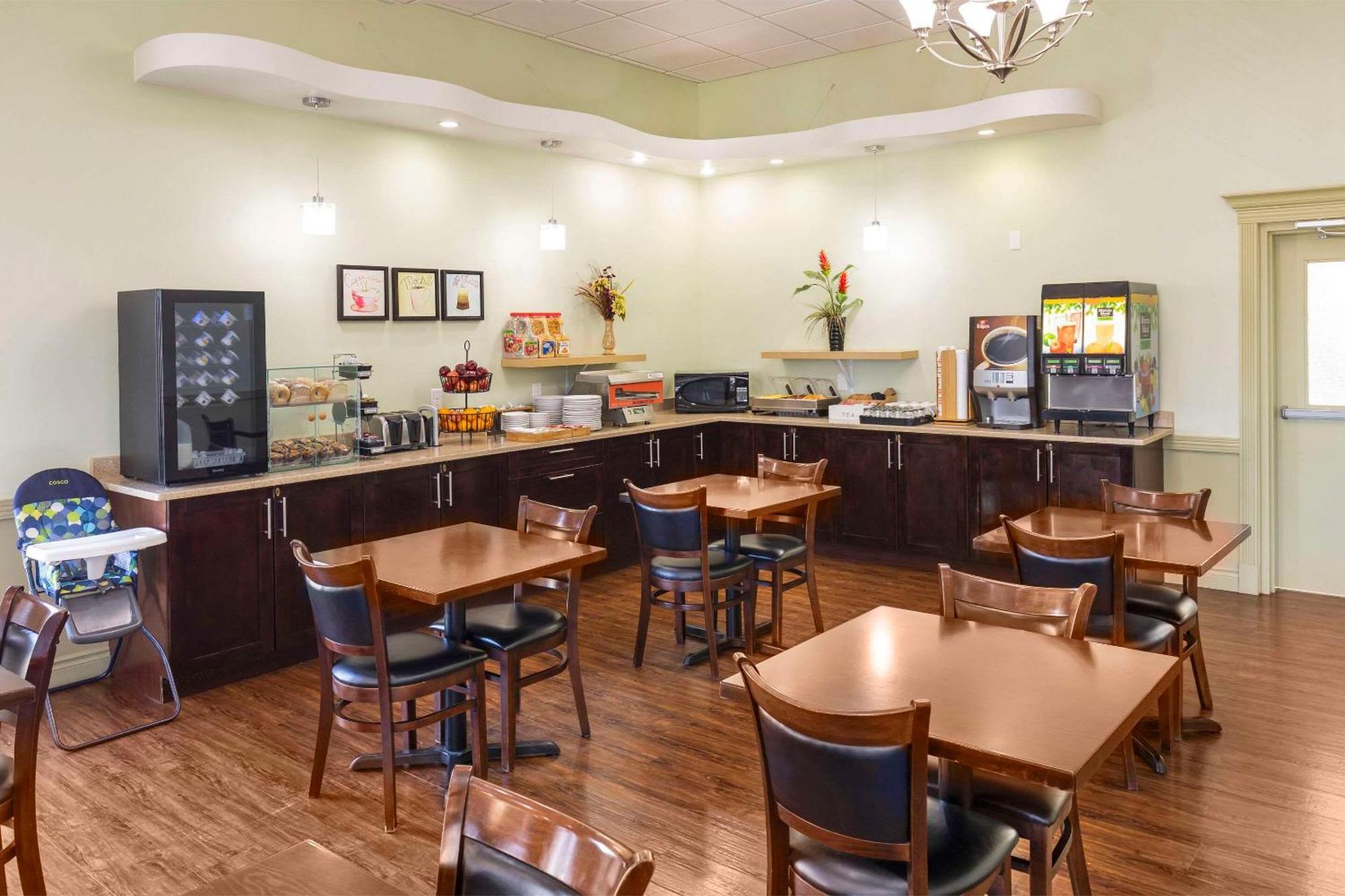 Quality Inn & Suites Whitecourt Esterno foto