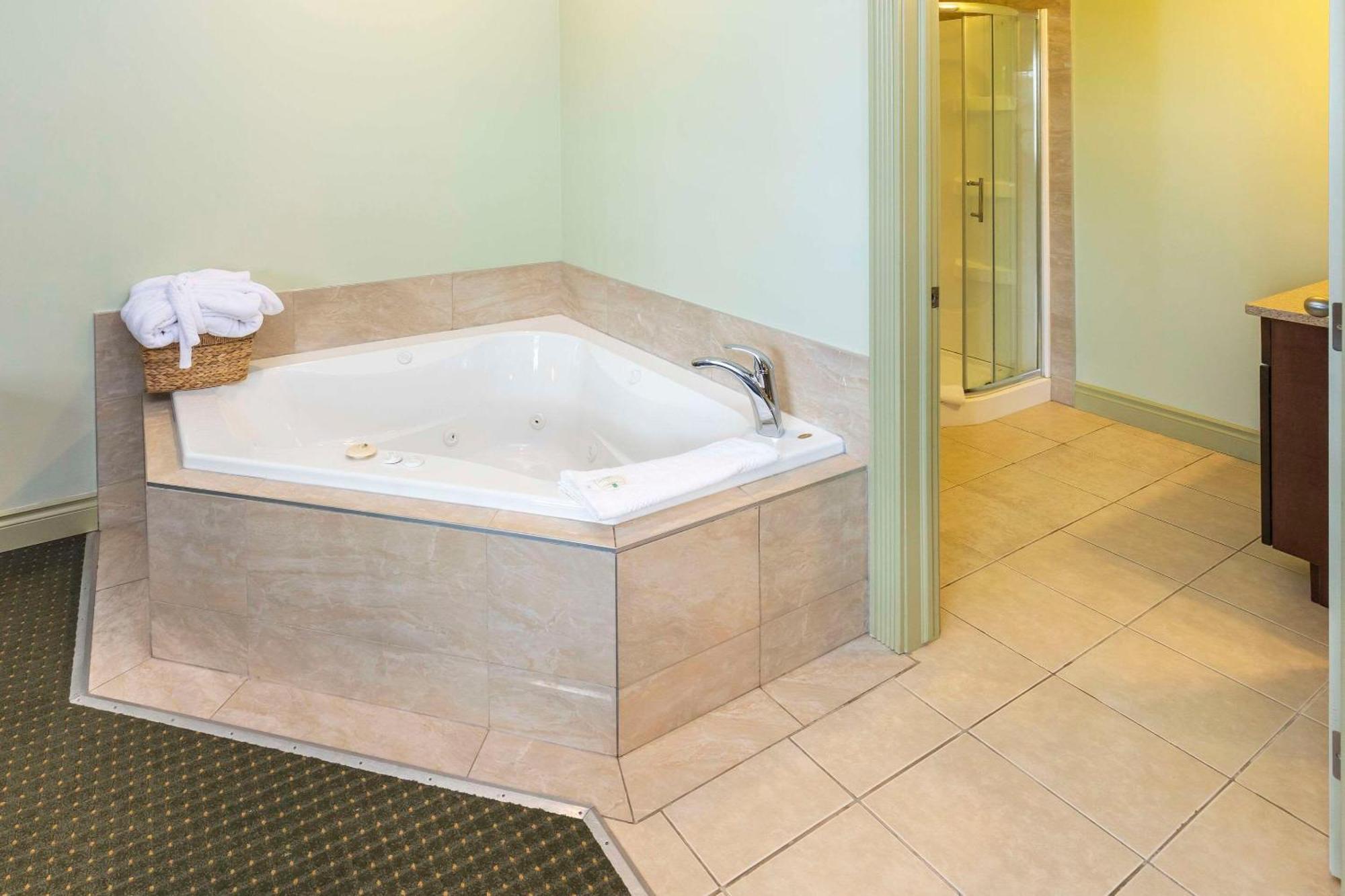 Quality Inn & Suites Whitecourt Esterno foto