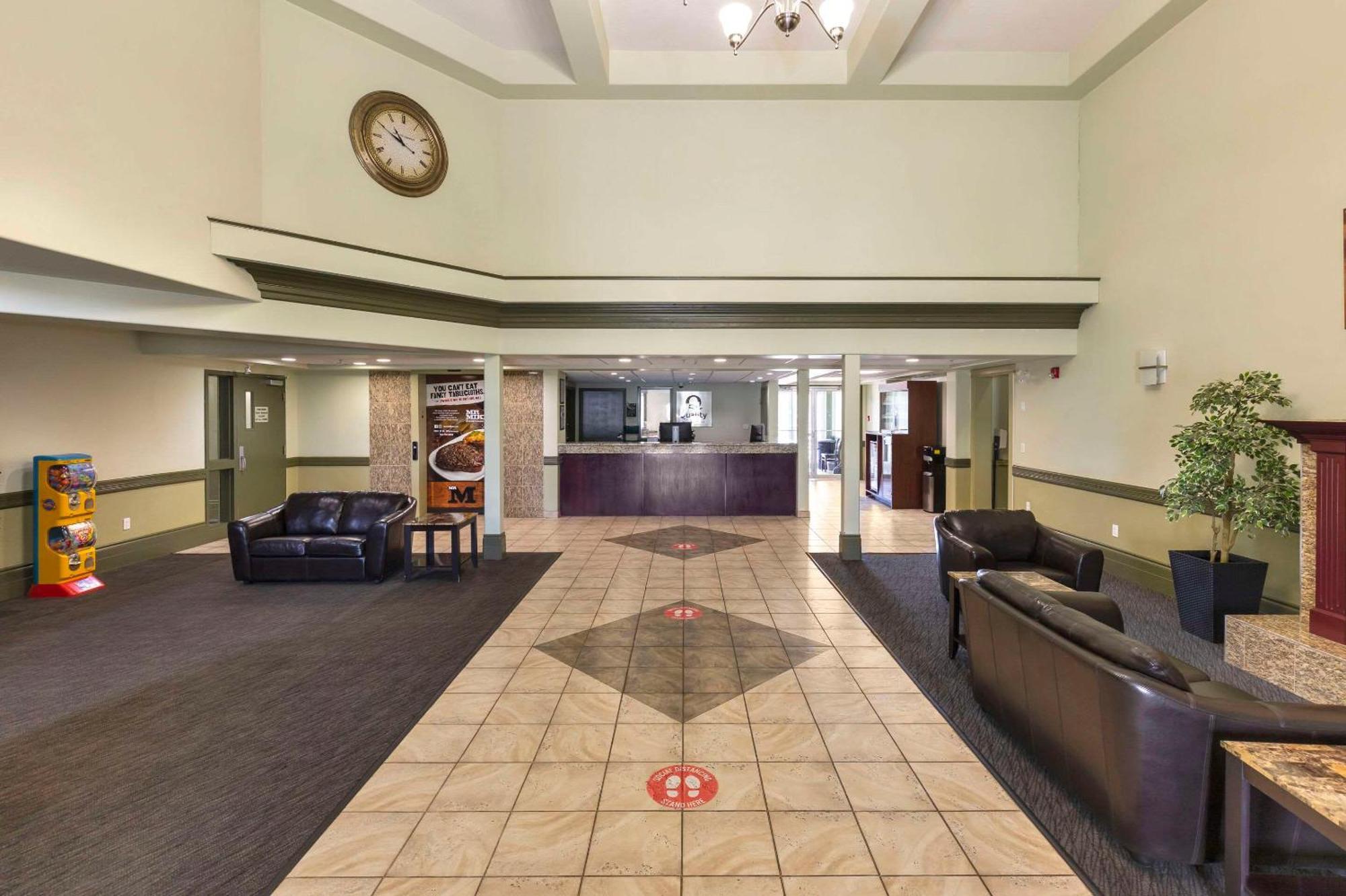 Quality Inn & Suites Whitecourt Esterno foto